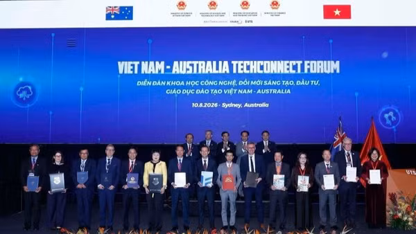 Đại diện Đại học Monash (Australia) và Trường đại học Mở Thành phố Hồ Chí Minh tại Lễ ký thỏa thuận hợp tác triển khai chương trình Thạc sĩ TESOL tại Sydney. (Ảnh: Trường đại học Mở Thành phố Hồ Chí Minh)