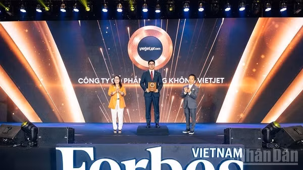 Giám đốc Tài chính Vietjet Nguyễn An Phú, đại diện Vietjet, nhận kỷ niệm chương vinh danh Top 50 Công ty niêm yết tốt nhất Việt Nam 2026. (Ảnh: BẢO VY)