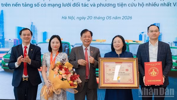 Ông Thang Văn Phúc - Nguyên Thứ trưởng Nội vụ, Chủ tịch Trung ương Hội Kỷ lục gia Việt Nam trao bằng xác lập kỷ lục cho đại diện VETC. 