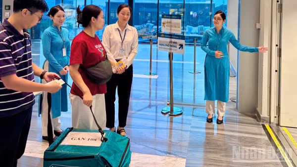 Tạng hiến được vận chuyển khẩn trương ra sân bay để tiếp tục hành trình đến với người bệnh đang chờ ghép. (Ảnh: TRUNG PHONG)