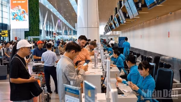 Từ ngày 25/8 tới đây, Vietnam Airlines Group (gồm các hãng Vietnam Airlines, Pacific Airlines và Vasco) sẽ mở bán vé Tết Đinh Mùi, với gần 3,7 triệu chỗ trên toàn mạng bay nội địa và quốc tế, tăng 11% so với cao điểm Tết 2026. (Ảnh: THẾ SƠN)