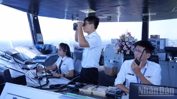 Kíp trực kiểm soát không lưu tại Cảng hàng không quốc tế Cát Bi duy trì chế độ trực, bảo đảm an toàn hoạt động bay trước diễn biến của bão số 1.