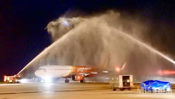 Chuyến bay khai trương của Vietjet kết nối Colombo với Thành phố Hồ Chí Minh được chào đón nồng nhiệt bằng nghi thức phun vòi rồng trang trọng nhất của ngành hàng không. (Ảnh: BẢO VY)