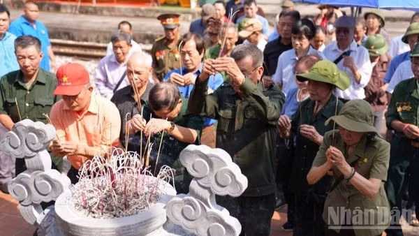 Những cựu thanh niên xung phong, thân nhân liệt sĩ dâng hương nhân 60 năm ngày "giỗ trận" ga Núi Gôi. (Ảnh: NHẬT MINH)
