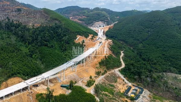 Gói thầu XL1 là đoạn khó nhất trên toàn tuyến Khánh Hòa-Buôn Ma Thuột, gồm 5,6km đường, 10 cầu (trong đó 4 cầu cấp 1) và hầm Phượng Hoàng dài 1,7km, là hầm cấp đặc biệt và dài nhất trong số 4 hầm trên toàn tuyến dự án. (Ảnh: HUY VŨ)