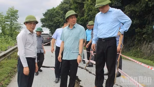Thứ trưởng Xây dựng Lê Anh Tuấn (ngoài cùng bên trái) thị sát công tác phòng chống mưa bão, khôi phục hạ tầng tại Lạng Sơn. (Ảnh: NGUYỄN THƯƠNG)