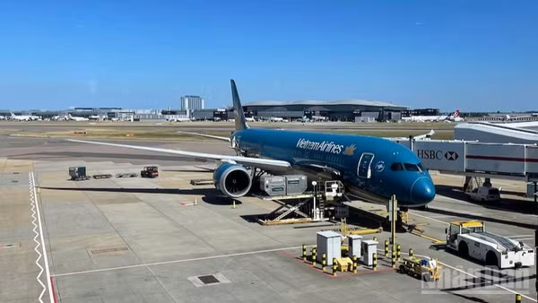 Máy bay Vietnam Airlines tại sân bay Heathrow (Vương quốc Anh). (Ảnh: TRUNG PHONG)