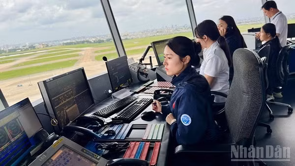 Kíp trực Kiểm soát không lưu tại Đài Kiểm soát không lưu Tân Sơn Nhất sẵn sàng thực hiện nhiệm vụ, bảo đảm an toàn, điều hòa hoạt động bay trong dịp cao điểm Quốc khánh 2/9. (Ảnh: THUỲ DUNG).