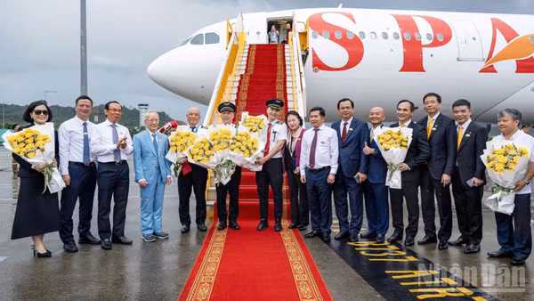 Các đại biểu chào đón tàu bay thân rộng A330 đầu tiên do hãng SunPhuQuoc Airways sở hữu. (Ảnh: HOÀNG HÀ)