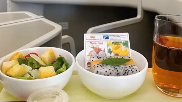 Thanh long Phú Hội và dưa lưới được phục vụ tới hành khách hạng Thương gia trên các chuyến bay nội địa và quốc tế từ ngày 23-31/8/2026. (Ảnh: TRUNG PHONG)