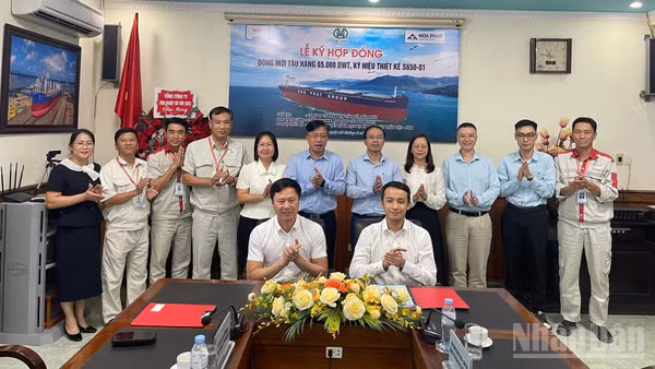 NASICO ký hợp đồng đóng mới tàu hàng 65.000DWT, ký hiệu thiết kế S650-01 cho đối tác Công ty cổ phần Vận tải biển Hoà Phát. (Ảnh: HỒNG TRÂM).