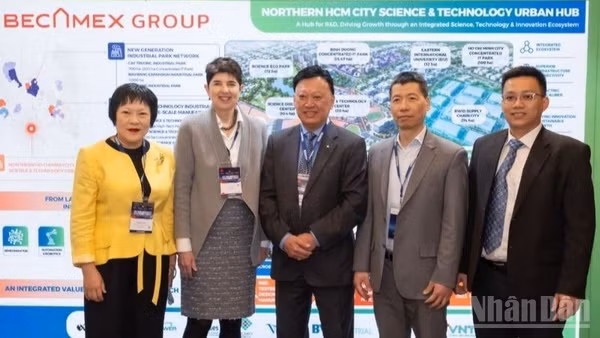 Trái sang phải: Bà Sunny Yang, Phó Chủ tịch Ban Quan hệ Quốc tế Monash; Giáo sư Robyn Ward, Monash; ông Francis Wong, đại diện Becamex IDC; Giáo sư Vũ Hải, Monash và ông Kiều Mạnh Kha, Becamex. (Ảnh: Đại học Monash)