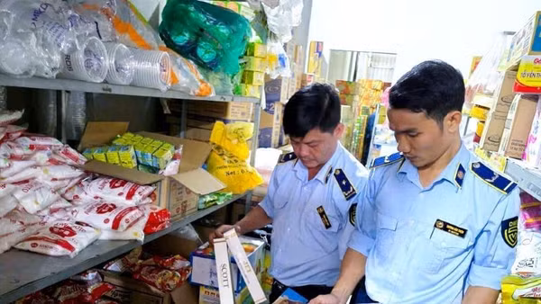 Lực lượng chức năng kiểm soát các điểm bán thuốc lá trên thị trường. (Ảnh: BĂNG TÂM)
