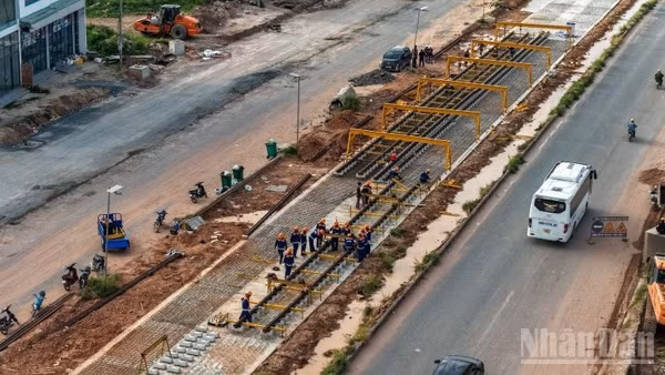 Những đoạn ray chính tuyến đầu tiên được lắp đặt trên tuyến LRT Phú Quốc. (Ảnh: TDC)