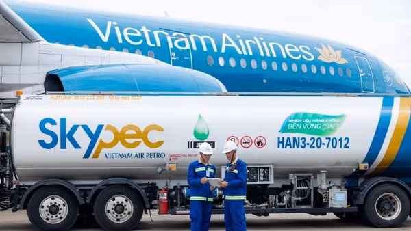 Các hãng hàng không thuộc IATA đặt mục tiêu đạt phát thải ròng bằng 0 (Net Zero) vào năm 2050, trong đó nhiên liệu hàng không bền vững (SAF) dự kiến đóng góp tới 65% mức giảm phát thải cần thiết. (Ảnh: TRUNG PHONG)