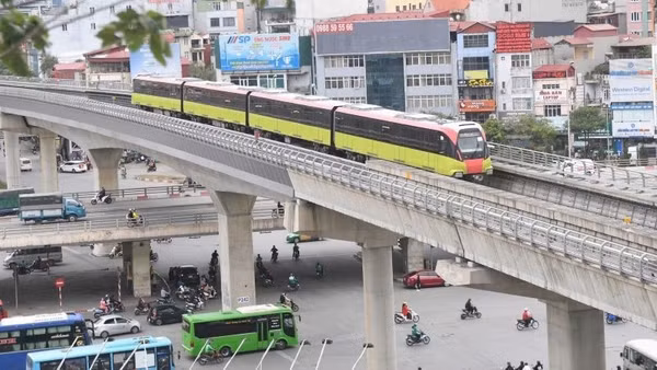 Đoàn tàu tuyến đường sắt đô thị 3.1 Nhổn-Ga Hà Nội. (Ảnh: HOÀNG ANH)