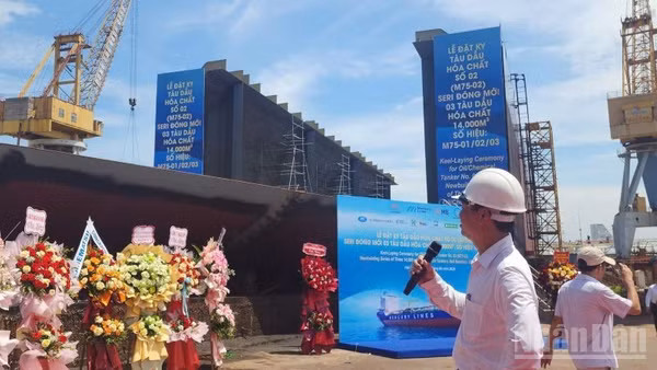 Đại diện lãnh đạo Công ty Đóng tàu Bạch Đằng chỉ đạo kỹ thuật tiến hành hạ tổng đoạn chuẩn, đặt ky đóng mới tàu dầu/hóa chất dung tích 14.000 m³.