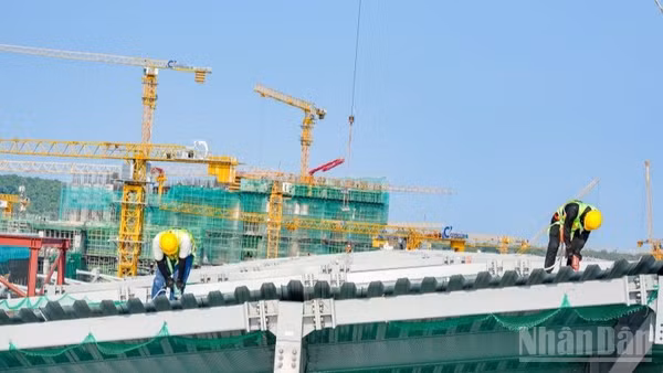 Công nhân thi công Trung tâm hội nghị và Triển lãm APEC Phú Quốc.