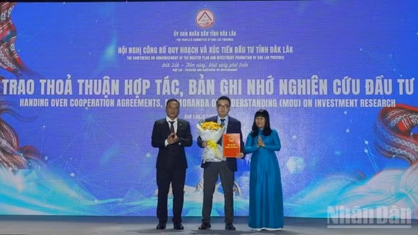 Lãnh đạo tỉnh Đắk Lắk trao Bản ghi nhớ nghiên cứu đầu tư cho đại diện tập đoàn Central Retail Việt Nam.