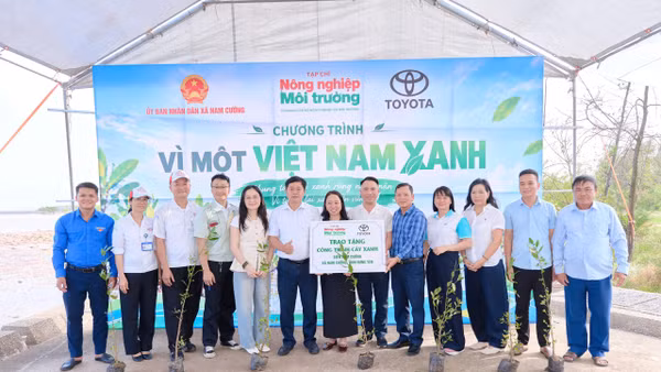 Ban tổ chức trao tặng tượng trưng cây xanh cho đại diện xã Nam Cường. (Ảnh: XUÂN TÚ)