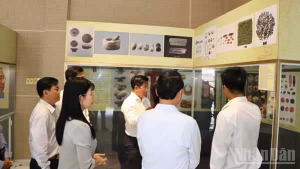 Nhà trưng bày văn hóa Óc Eo trưng bày nhiều hình ảnh, hiện vật Óc Eo.