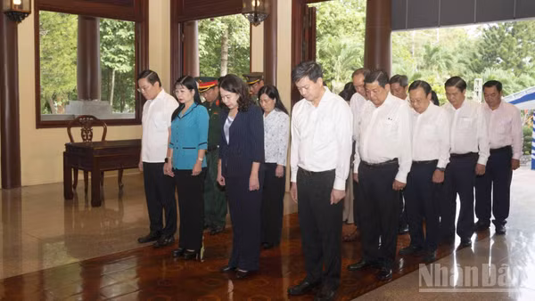Đồng chí Võ Thị Ánh Xuân và các đại biểu mặc niệm tưởng nhớ Chủ tịch Tôn Đức Thắng. (Ảnh: Thanh Dũng)