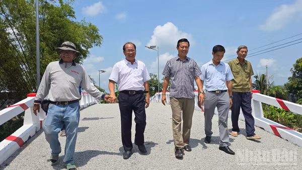 Lãnh đạo xã Châu Phú khảo sát cây cầu bê-tông Kênh 7 trước khi khánh thành.