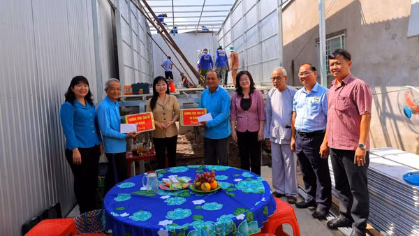 Lãnh đạo tỉnh, xã thăm hỏi tặng quà Tổ cất nhà từ thiện.