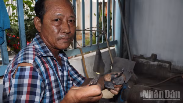 Nhiều thợ làm lưỡi câu đã cao tuổi vẫn đam mê gắn bó với nghề. (Ảnh: Thanh Dũng)