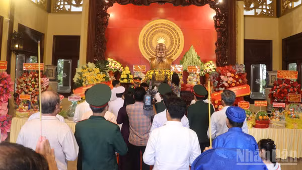 Các đại biểu thành kính dâng hương tưởng nhớ Chủ tịch Tôn Đức Thắng. (Ảnh: Thanh Dũng)