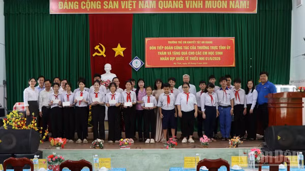 Đoàn công tác tỉnh chụp hình lưu niệm cùng thầy cô, học sinh Trường Trẻ em khuyết tật.
