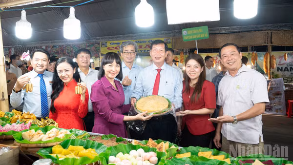 Các đại biểu tỉnh An Giang quảng bá Ngày hội Bánh dân gian Nam Bộ.