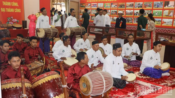 Đồng bào dân tộc Khmer và Chăm trình diễn nghệ thuật văn hóa.