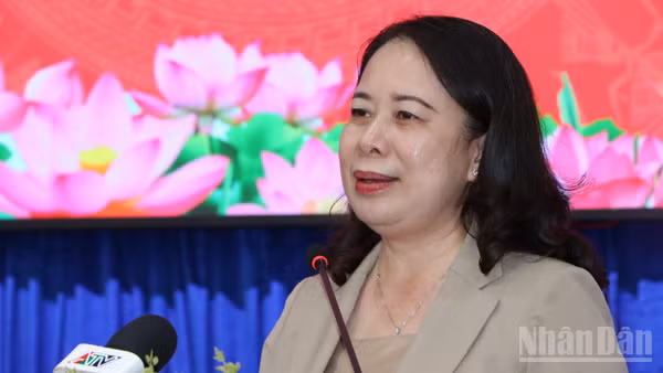 Đồng chí Võ Thị Ánh Xuân, Bí thư Trung ương Đảng, Phó Chủ tịch nước phát biểu tại buổi tiếp xúc cử tri tại phường Long Xuyên.