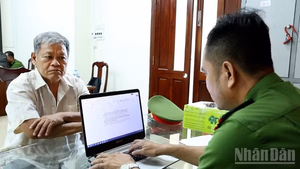 Đối tượng Nguyễn Văn Phu khai nhận tại Cơ quan Công an.