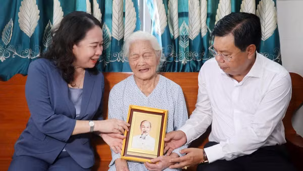 Đồng chí Võ Thị Ánh Xuân thăm, tặng quà Mẹ Việt Nam Anh hùng Nguyễn Thị Hến.