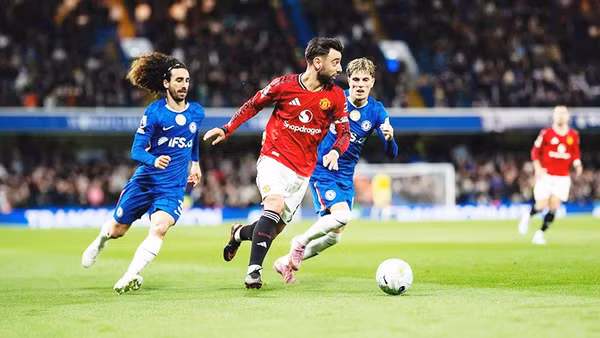 Bruno Fernandes (giữa) chỉ còn kém kỷ lục kiến tạo của Premier League 2 đường chuyền thành bàn.