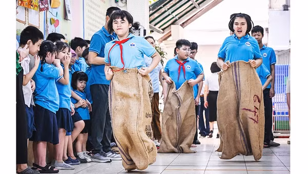 Phần thi nhảy bao bố được các em học sinh hào hứng tham gia.
