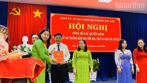 Đồng chí Tô Việt Thu, Ủy viên Ban Thường vụ Tỉnh ủy, Bí thư Đảng ủy, Chủ tịch Hội đồng nhân dân phường Bạc Liêu trao quyết định thành lập các trường sau sắp xếp. (Ảnh: TRỌNG DUY)