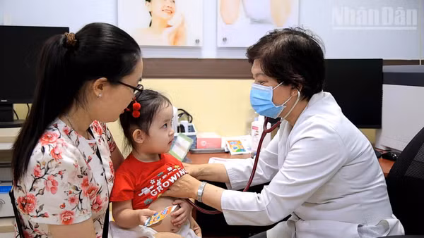 Các bác sĩ tại Bệnh viện đa khoa Thanh Vũ Medic Bạc Liêu và Bệnh viện Tim Tâm Đức (tại Thành phố Hồ Chí Minh) khám bệnh và cấp thuốc miễn phí cho trẻ em có hoàn cảnh khó khăn tỉnh Cà Mau. (Ảnh: TRỌNG DUY)