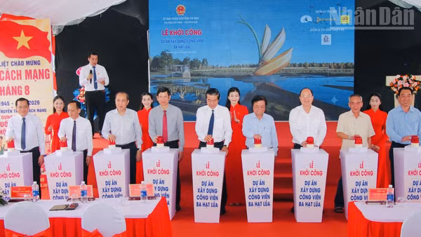 Các đại biểu thực hiện nghi thức khởi công dự án công viên Ba Hạt Lúa tại xã Vĩnh Lợi, tỉnh Cà Mau. (Ảnh: TRỌNG DUY)