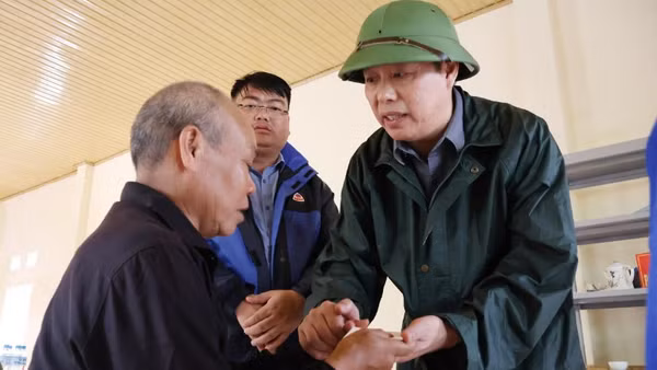Chủ tịch tỉnh Lai Châu thăm động viên gia đình người dân bị thiệt hại do lũ.