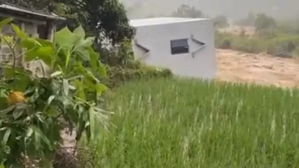Nhà dân bị lũ làm sập. (Ảnh cắt từ clip)