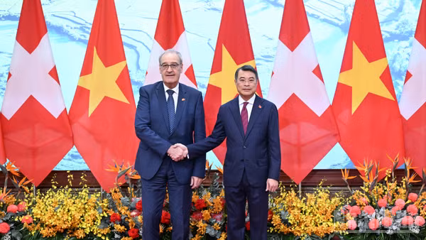 Thủ tướng Lê Minh Hưng và Tổng thống Liên bang Thụy Sĩ Guy Parmelin.