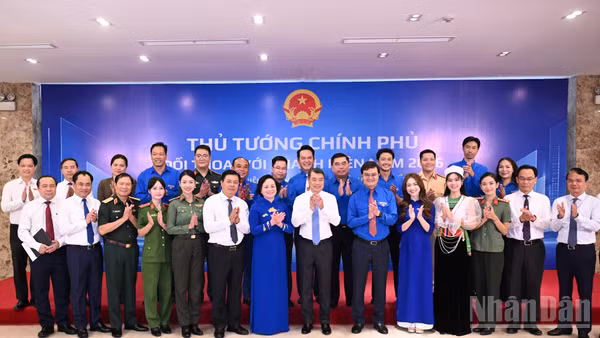 Thủ tướng Lê Minh Hưng và các đại biểu tham dự chương trình đối thoại.