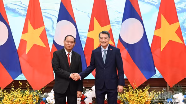 Thủ tướng Lê Minh Hưng và đồng chí Vilay Lakhamfong, Thường trực Ban Bí thư Trung ương Đảng Nhân dân Cách mạng Lào.
