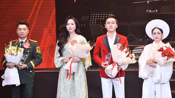 Đặng Ngọc Anh (thứ hai từ trái sang) nhận giải tại cuộc thi Tiếng hát Hà Nội 2024.