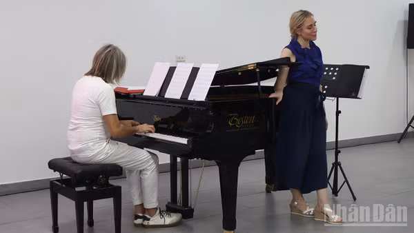 Nữ ca sĩ opera Valentina Volpe Andreazza hướng dẫn người tham gia workshop, với phần đệm piano của nghệ sĩ Francesco Morettini. 