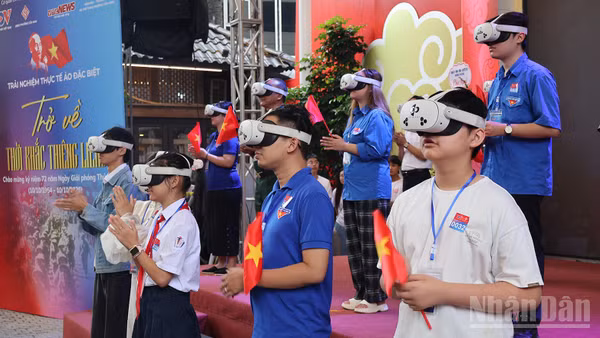 Các em học sinh trải nghiệm công nghệ VR để tìm hiểu lịch sử. (Ảnh: KHÁNH LY)