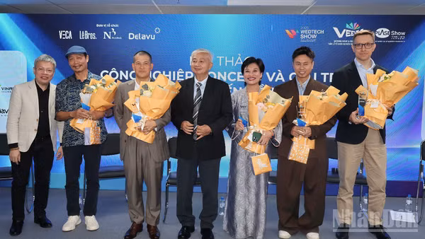 Các diễn giả và đại biểu tại hội thảo. (Ảnh: KHÁNH LY)